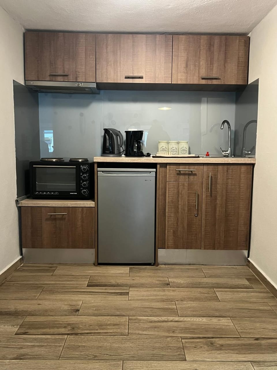 Coffee/tea facilities, Kitchen or kitchenette, oven