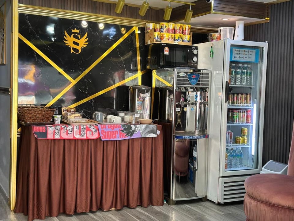 Lounge or bar, Food and drinks