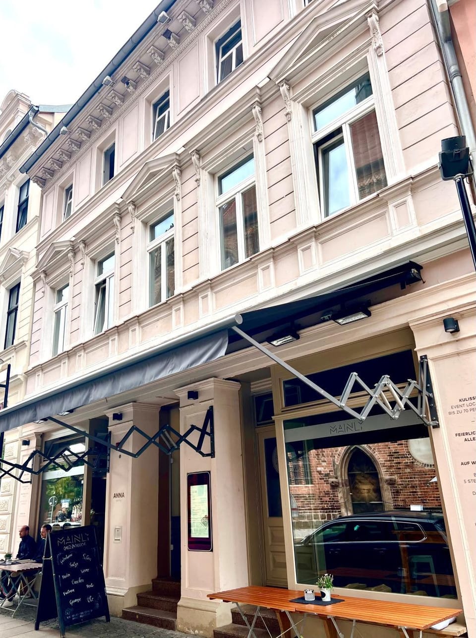 Property building, Facade/entrance, Day