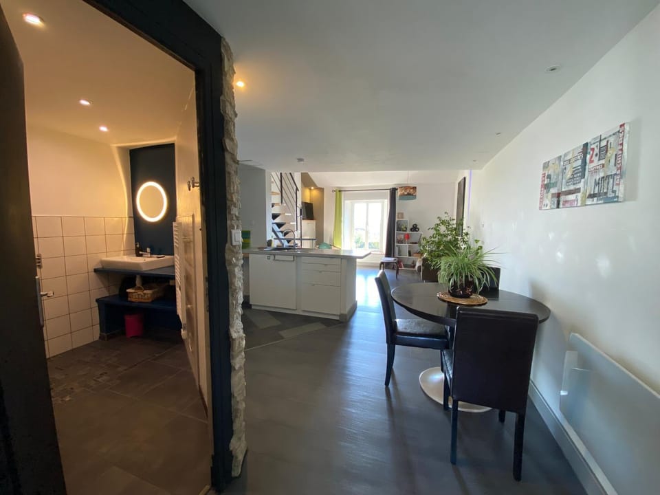 Bathroom, Kitchen or kitchenette, Seating area