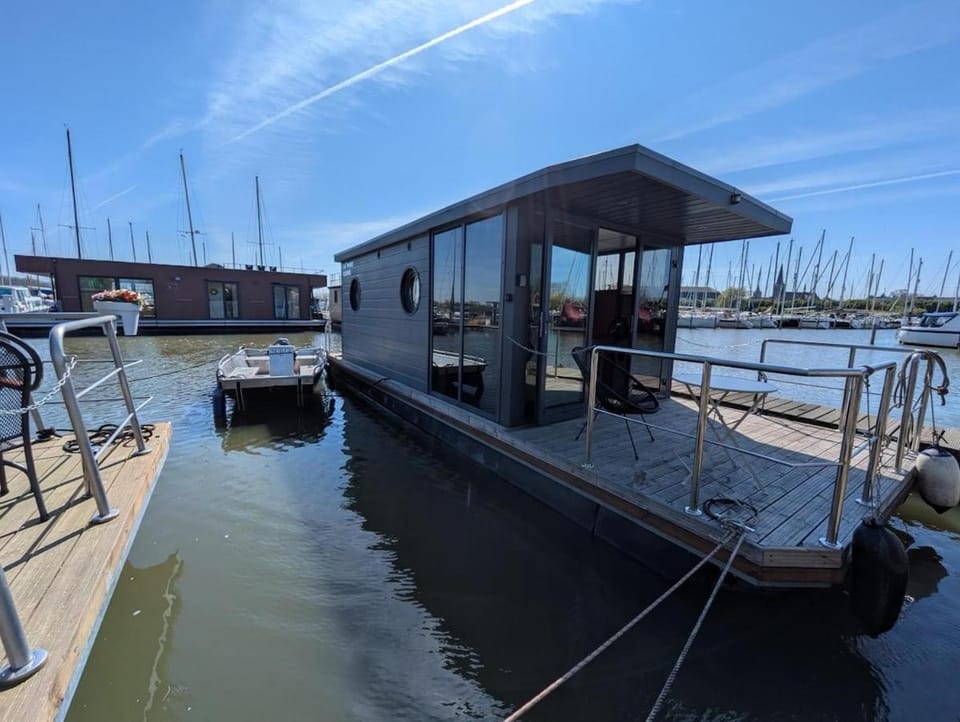 Gezellige houseboat Eclipse Monnickendam nabij Amsterdam Docked boat in North Holland (province)