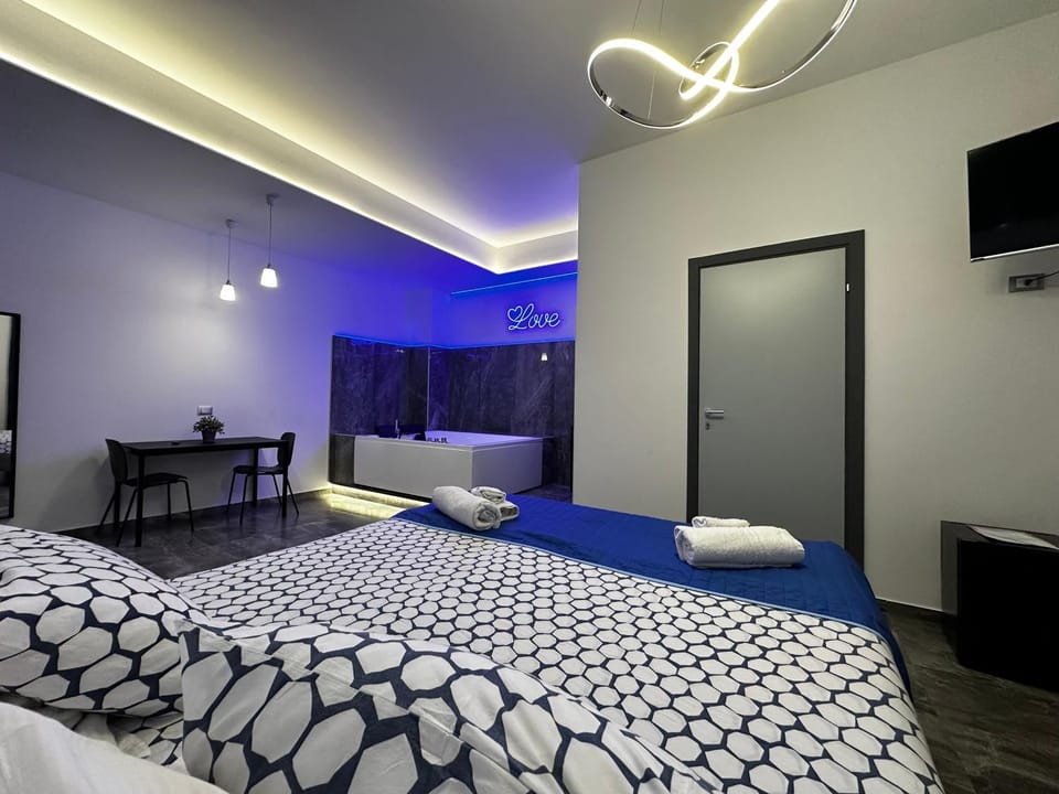 Bed, TV and multimedia, Photo of the whole room, Bedroom
