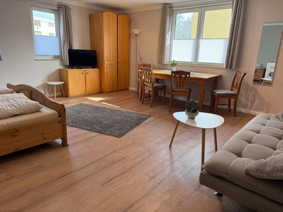 TV and multimedia, Photo of the whole room, Seating area, Dining area