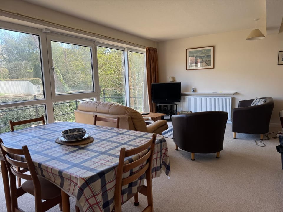 TV and multimedia, Living room, Seating area, Dining area