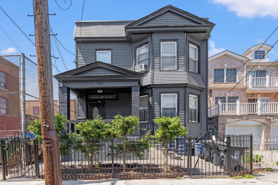 Sleeps 8, Stylish Home, Great Access NYC & EWR Apartment in Irvington