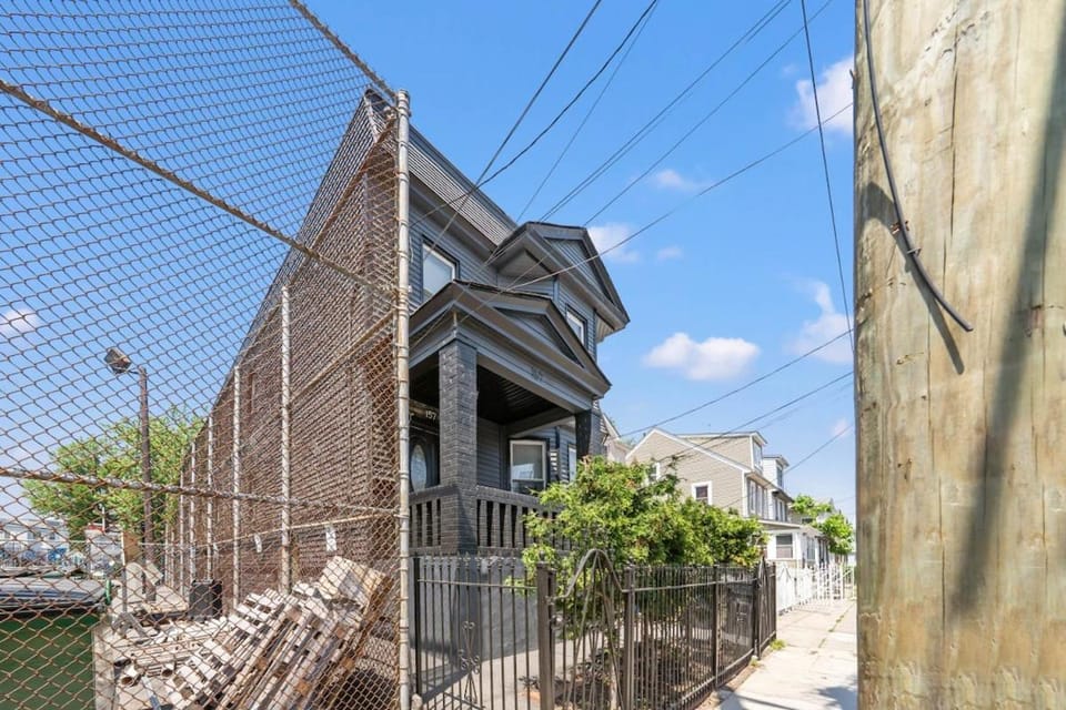 Sleeps 8, Stylish Home, Great Access NYC & EWR Apartment in Irvington