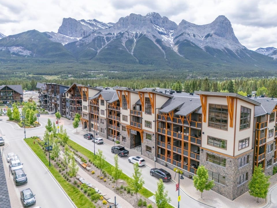 Spring Creek Corner Condo by Canadian Rockies Vacation Rentals Apartment in Canmore