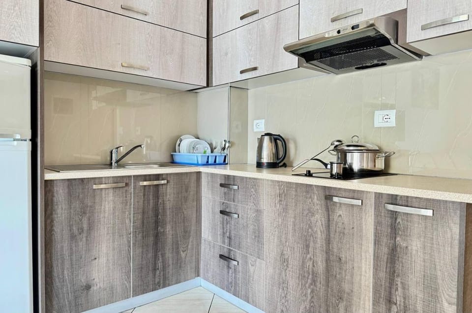 Coffee/tea facilities, Kitchen or kitchenette, stove