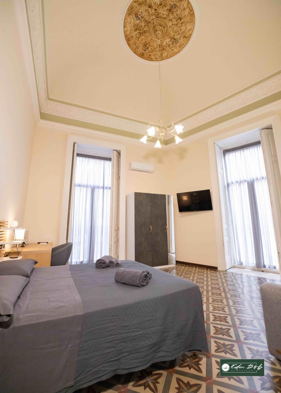 Bed, TV and multimedia, Photo of the whole room, Bedroom