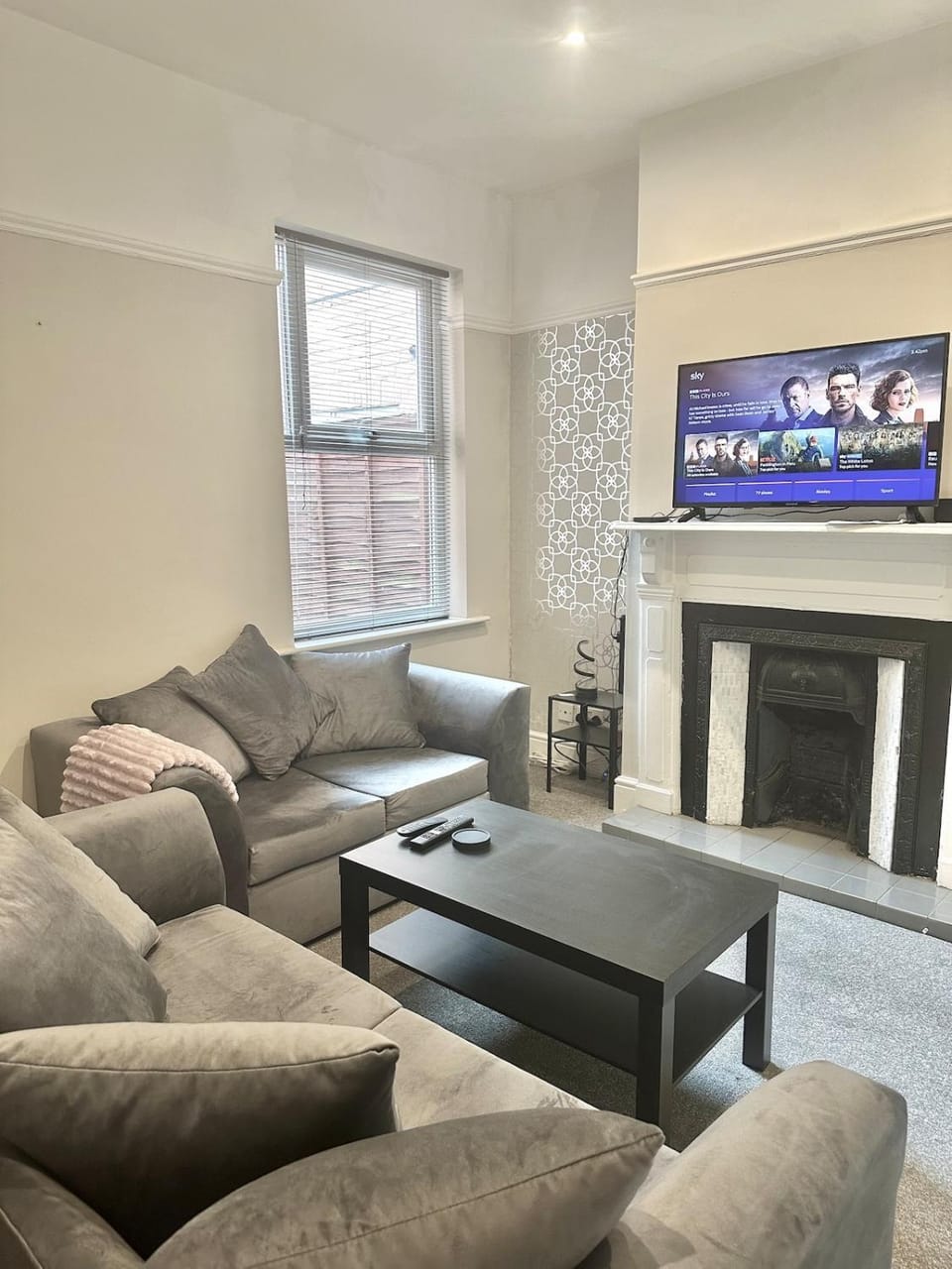 Communal lounge/ TV room, TV and multimedia, Living room, Seating area, Evening entertainment
