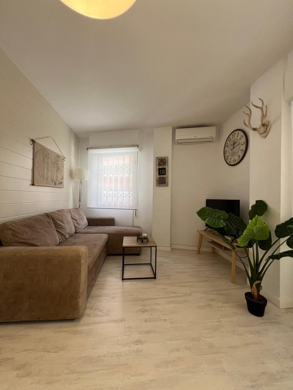 TV and multimedia, Living room, Seating area, air conditioner