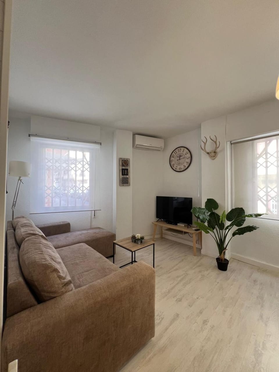 TV and multimedia, Living room, Seating area, air conditioner