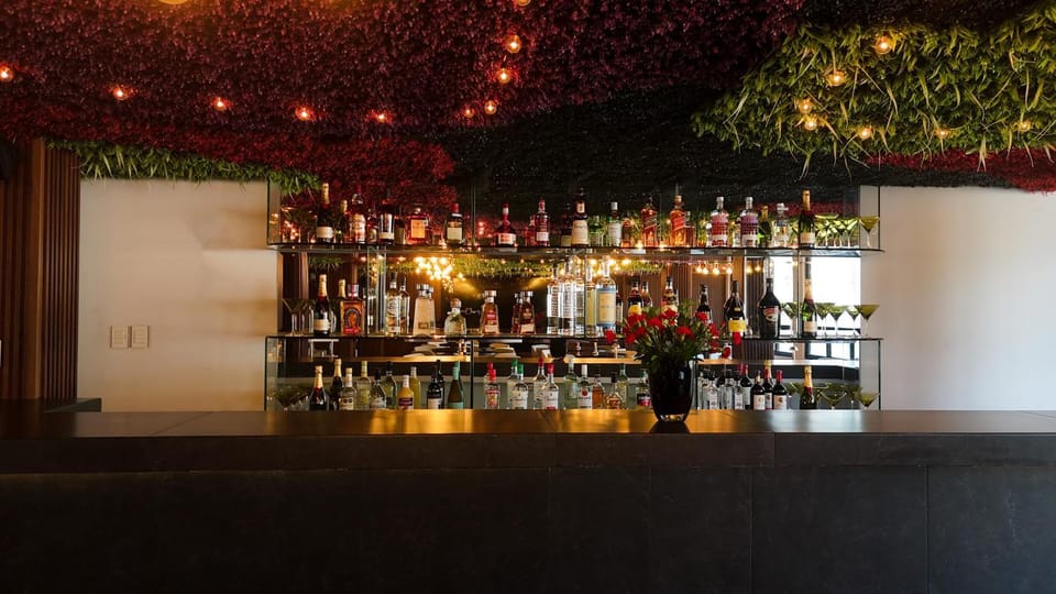 Restaurant/places to eat, Lounge or bar