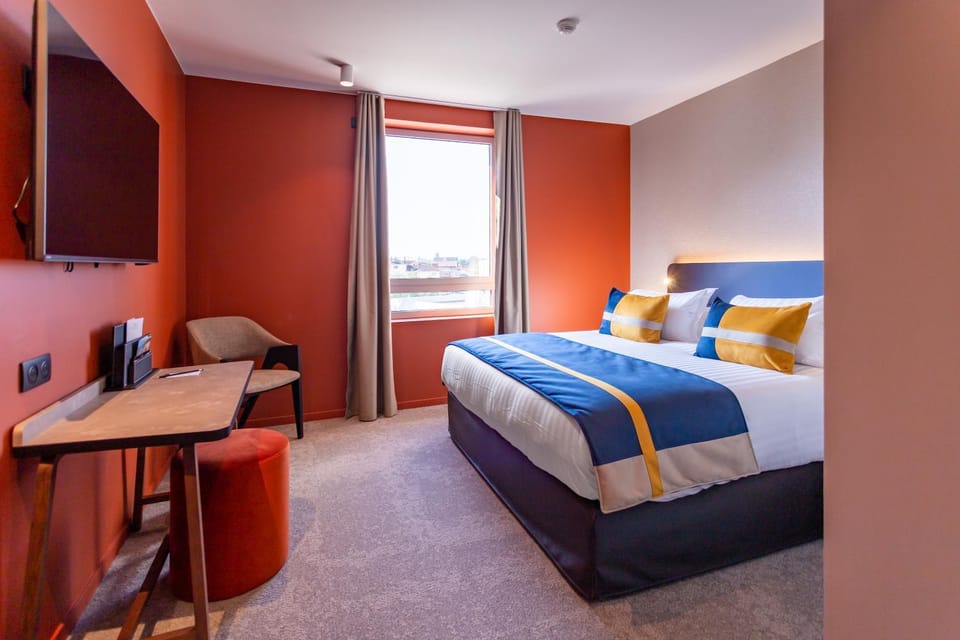 Bed, TV and multimedia, Photo of the whole room, Bedroom