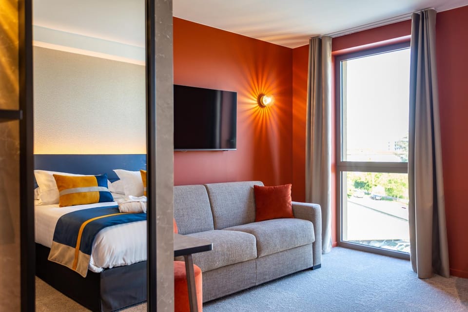 Bed, TV and multimedia, Bedroom