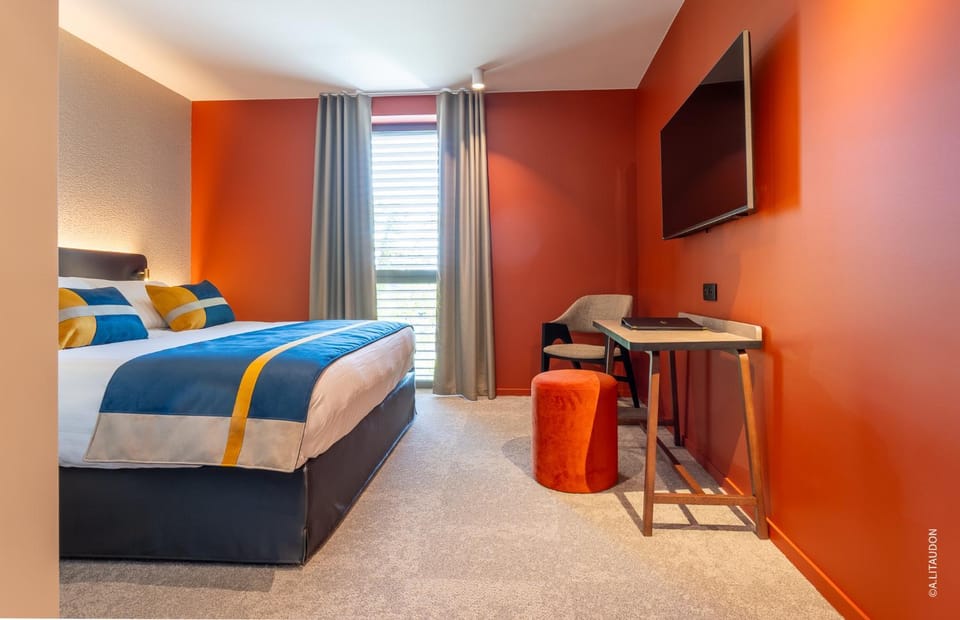 Bed, TV and multimedia, Bedroom