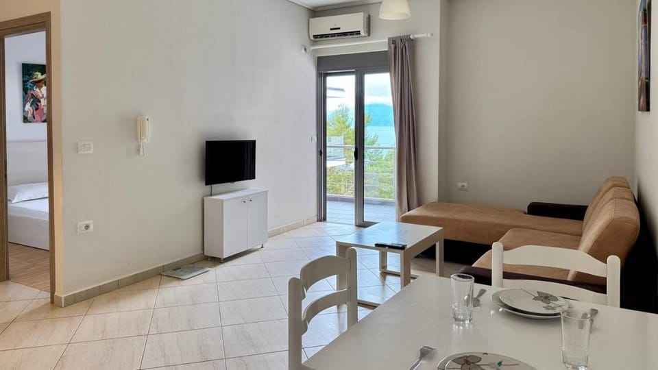 Bed, TV and multimedia, Living room, Photo of the whole room, Seating area, Dining area, Evening entertainment, Bedroom, air conditioner