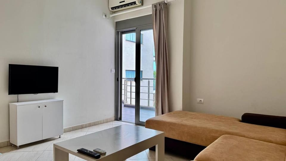 Bed, TV and multimedia, Living room, Photo of the whole room, Seating area, Evening entertainment, Bedroom, air conditioner