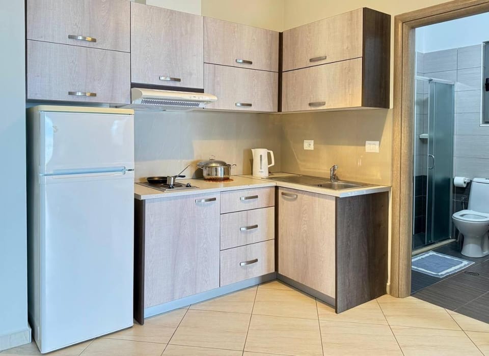Coffee/tea facilities, Kitchen or kitchenette, stove