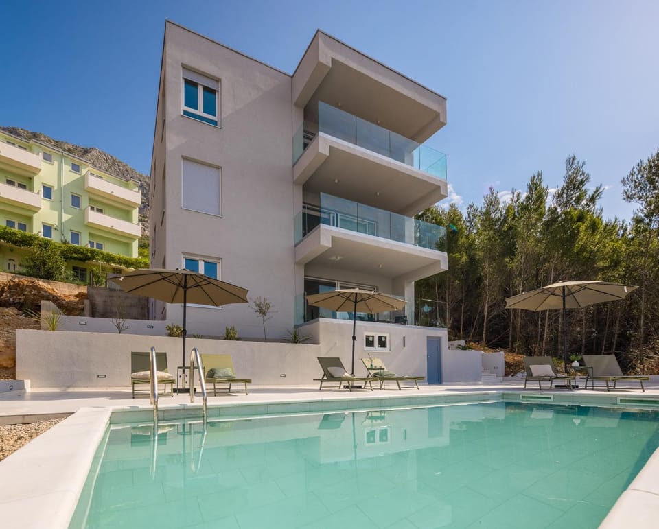 Property building, Swimming pool, sunbed