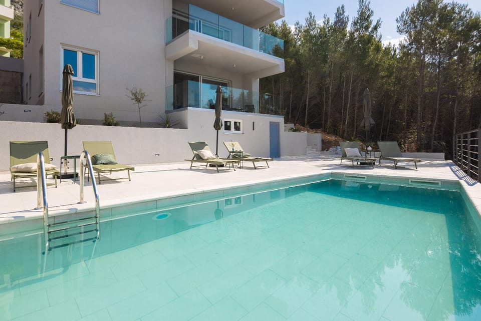 Property building, Balcony/Terrace, Pool view, Swimming pool, sunbed