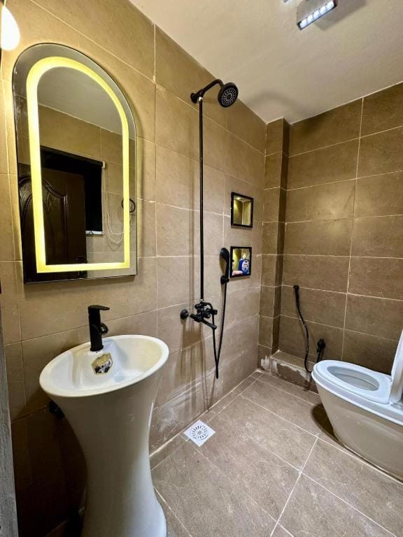 Shower, Toilet, Bathroom, towels