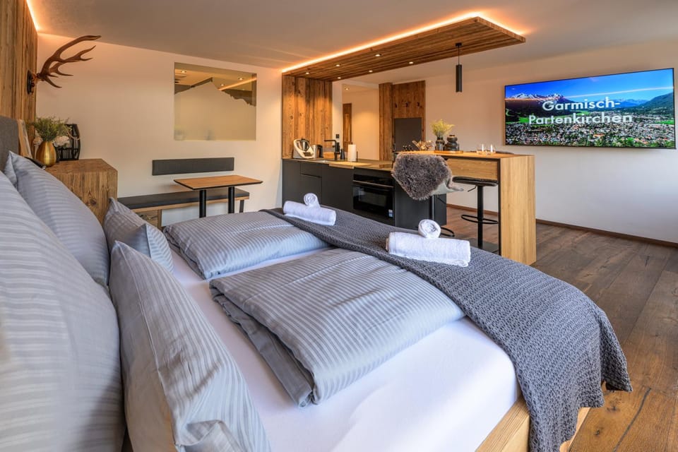 Bed, TV and multimedia, Living room, Photo of the whole room, Seating area