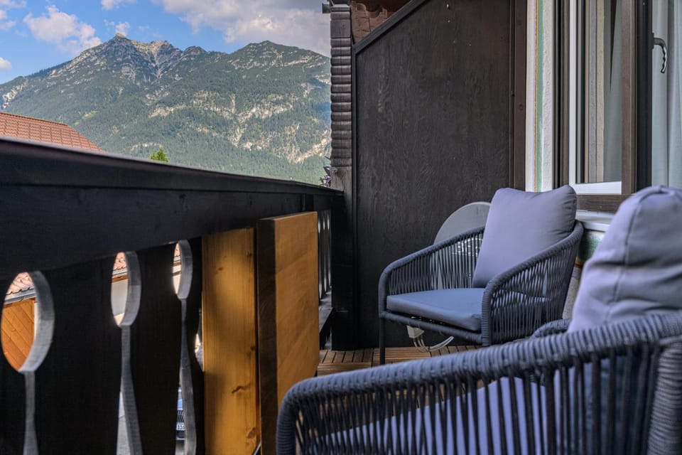 View (from property/room), Balcony/Terrace, Seating area, Dining area, Landmark view, Mountain view