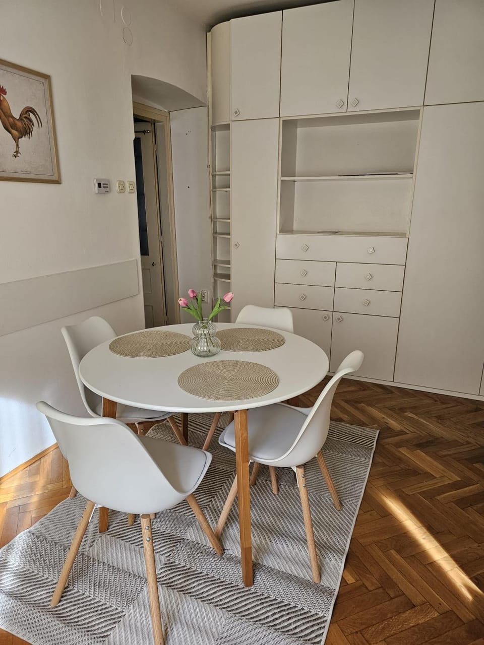 Kitchen or kitchenette, Seating area, Dining area