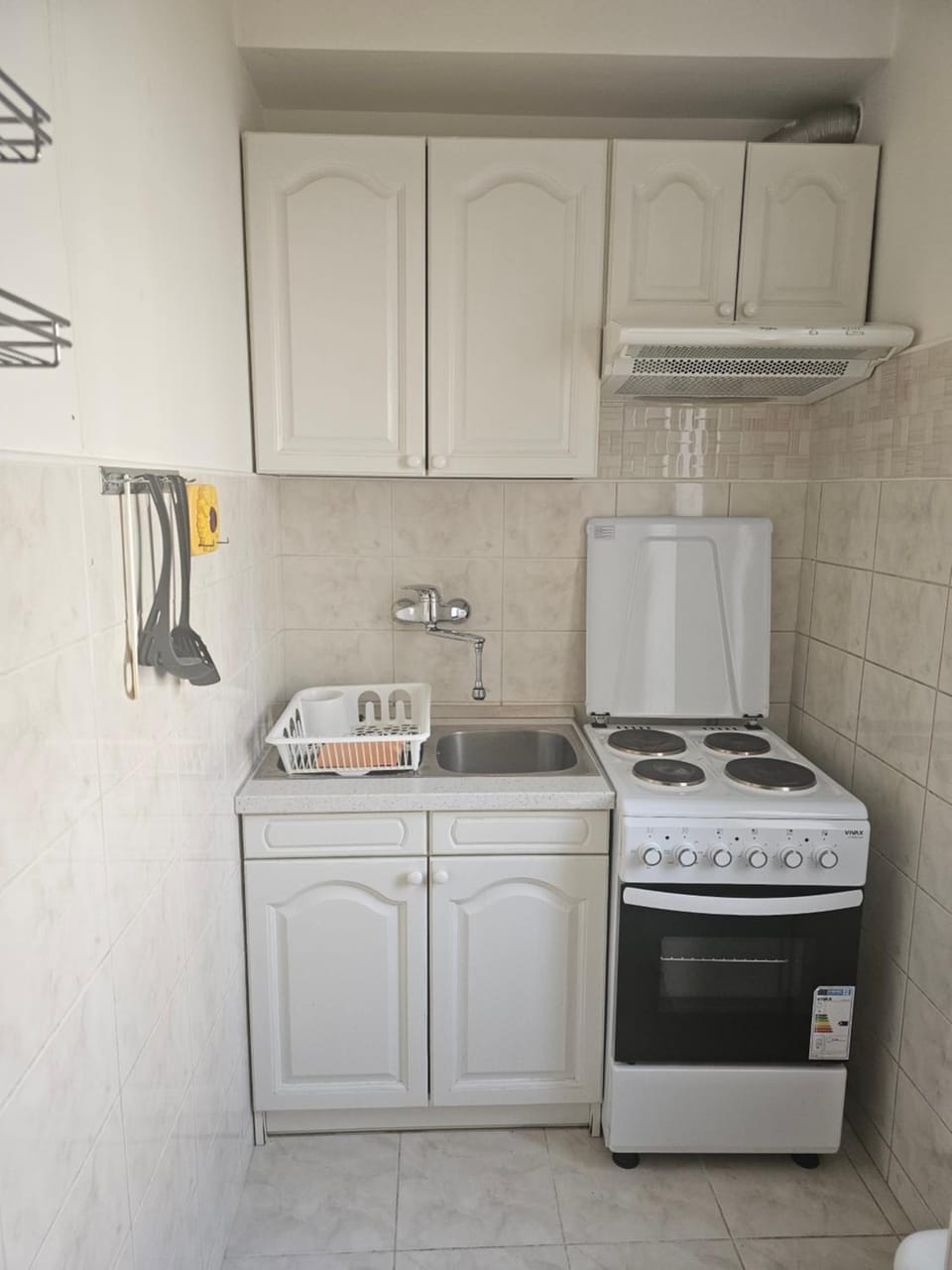 Kitchen or kitchenette, oven, stove