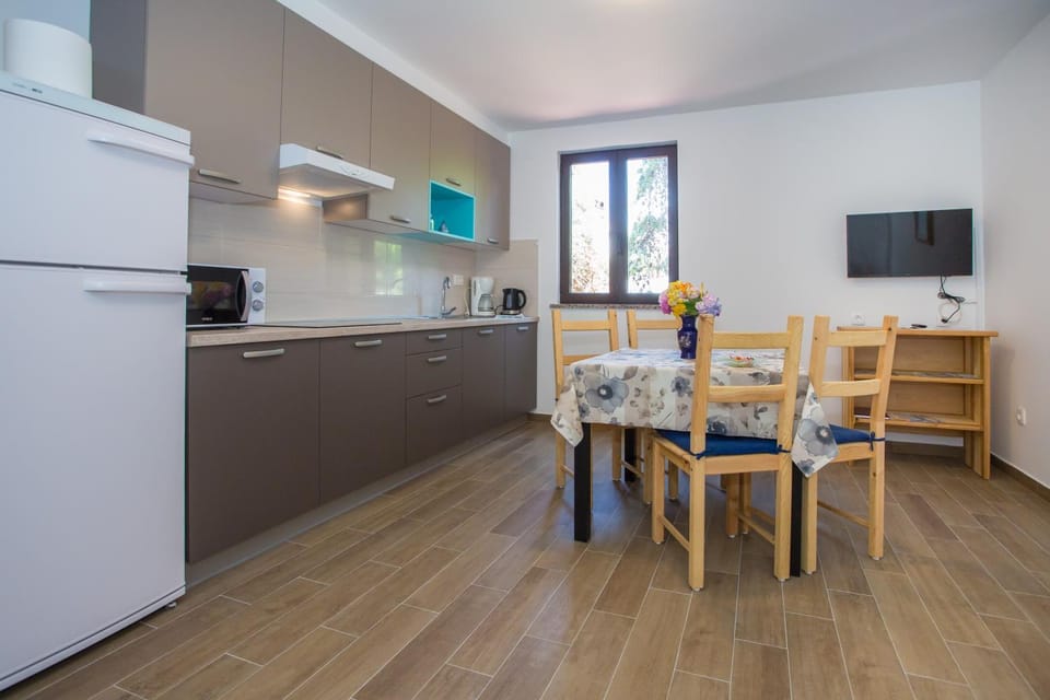 Kitchen or kitchenette, Dining area, Communal kitchen