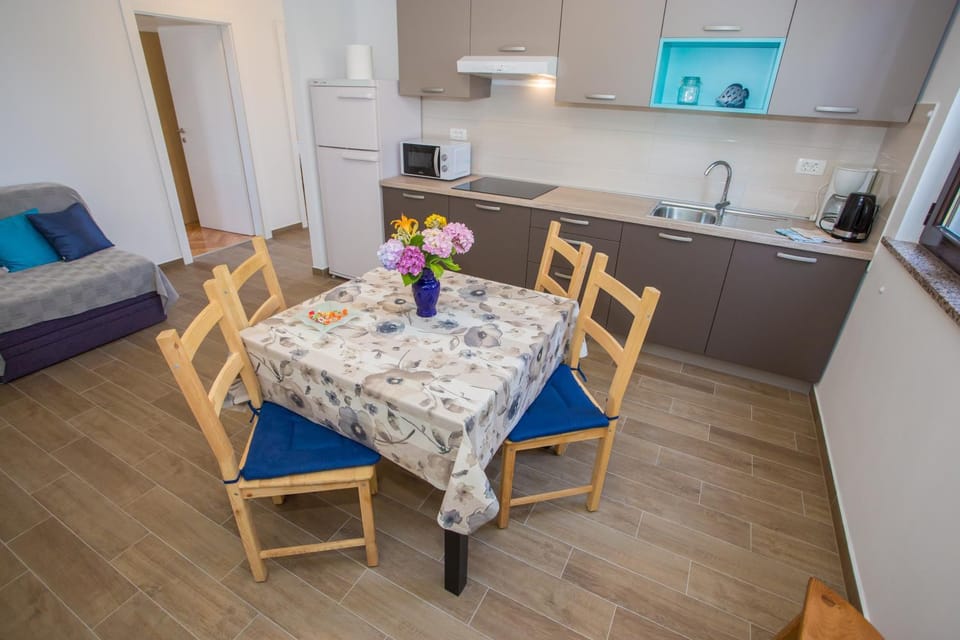 Kitchen or kitchenette, Dining area, Communal kitchen