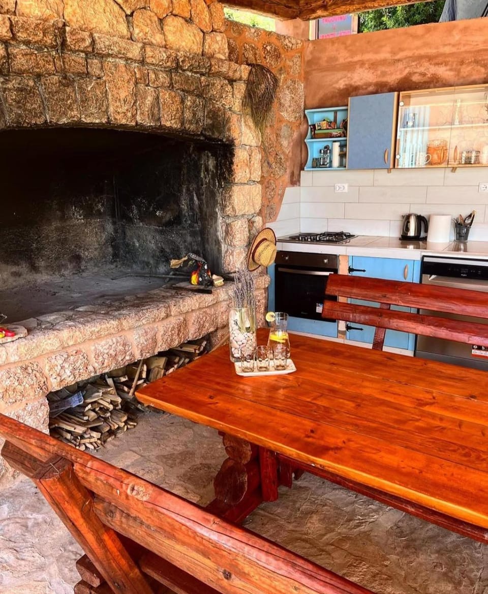 BBQ facilities, Kitchen or kitchenette, stove