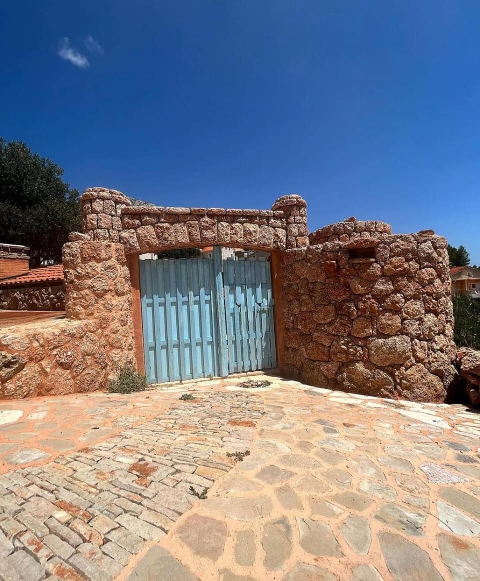 Property building, Off site, Day, Landmark view