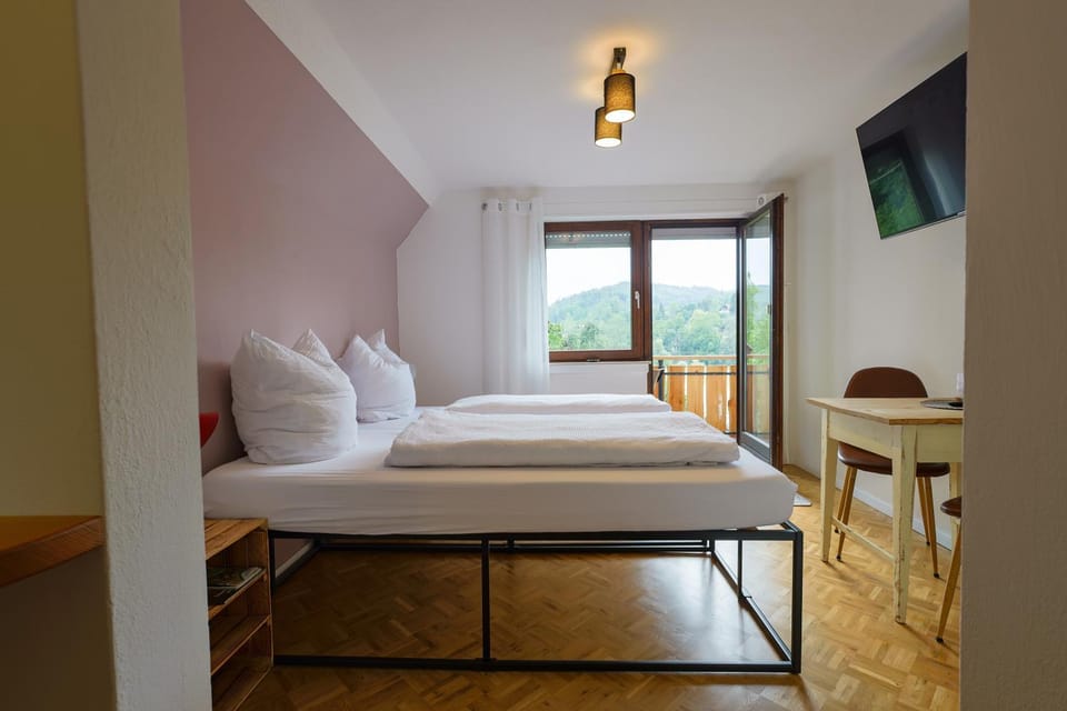 Bed, TV and multimedia, Photo of the whole room, Dining area, Bedroom