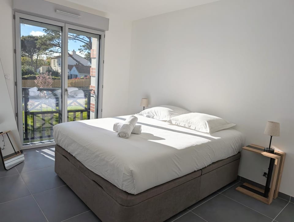 Bed, Photo of the whole room, Bedroom, Garden view, towels, wardrobe