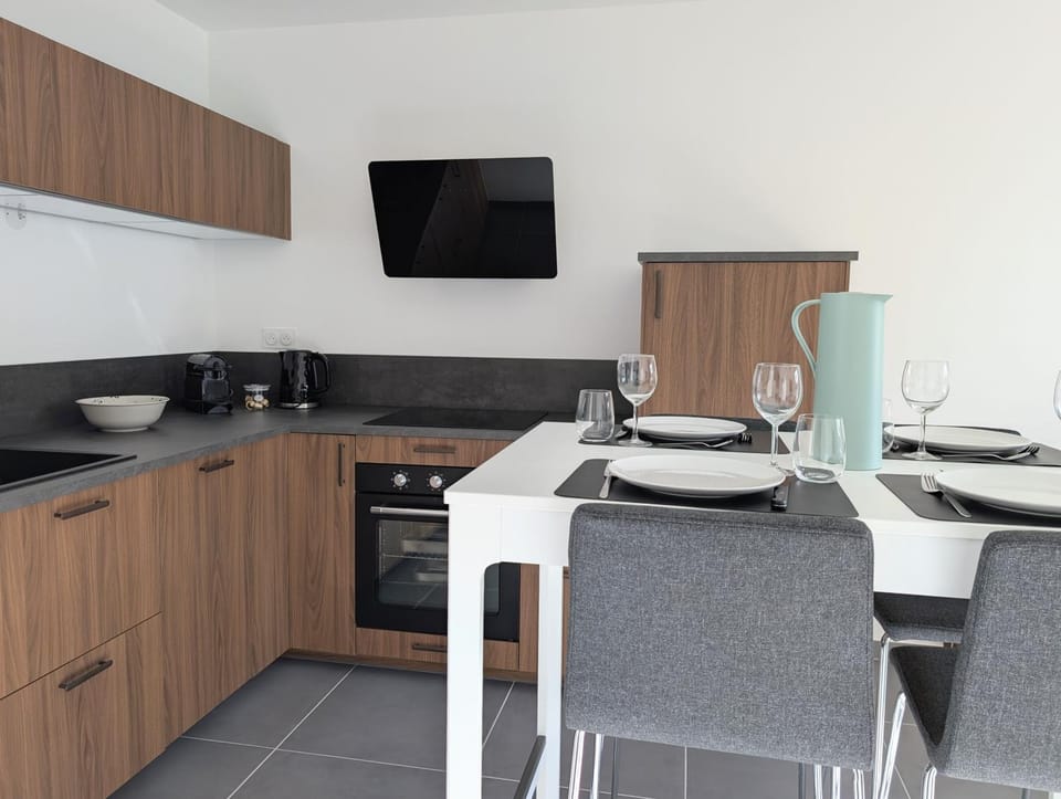 TV and multimedia, Coffee/tea facilities, Kitchen or kitchenette, Dining area, dishwasher, oven, stove