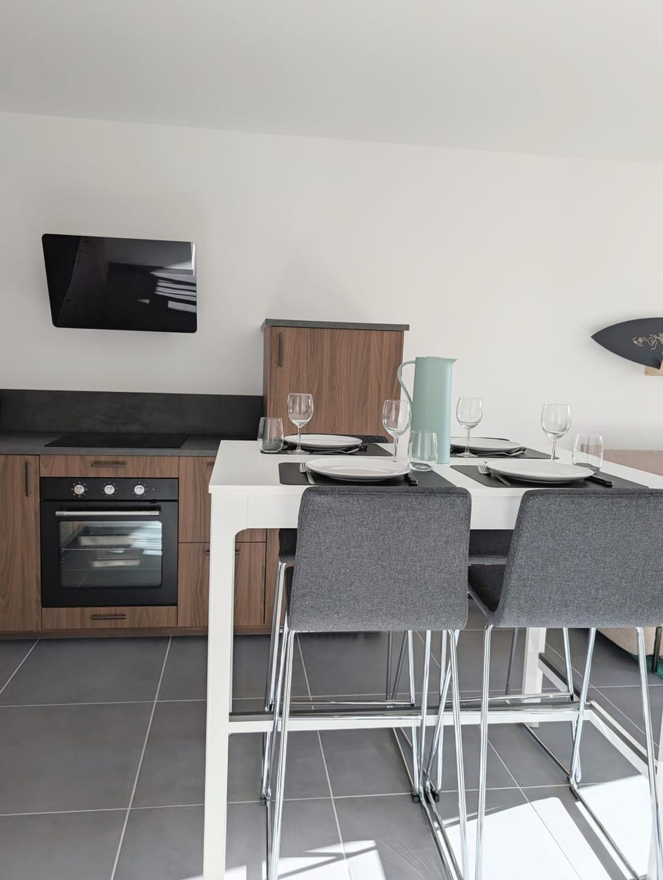 TV and multimedia, Kitchen or kitchenette, Dining area, oven, stove