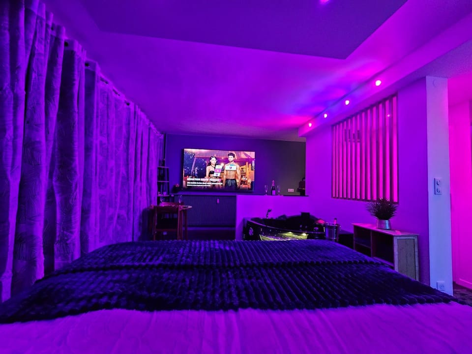 Bed, Hot Tub, TV and multimedia