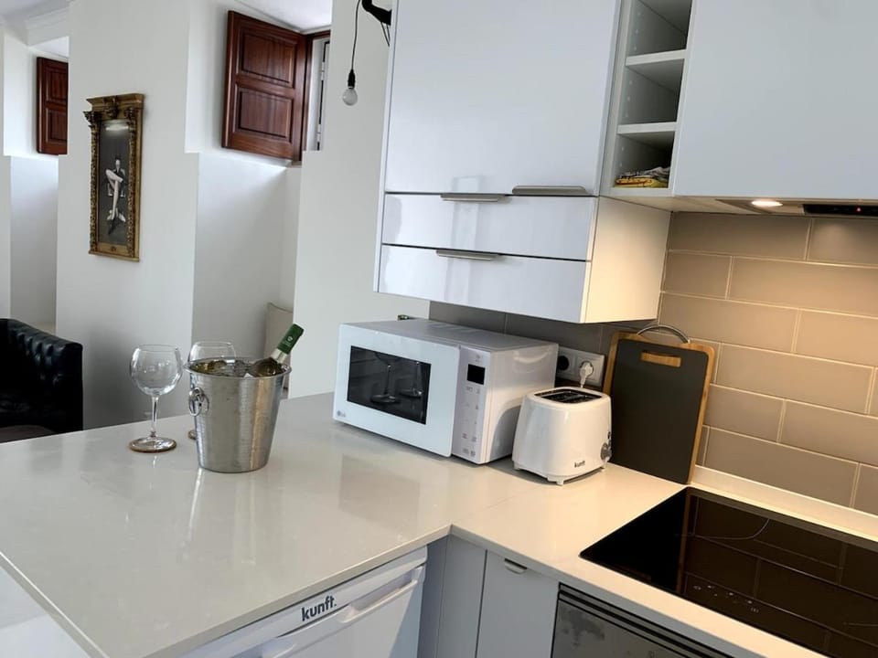 Coffee/tea facilities, Kitchen or kitchenette, oven, stove, toaster