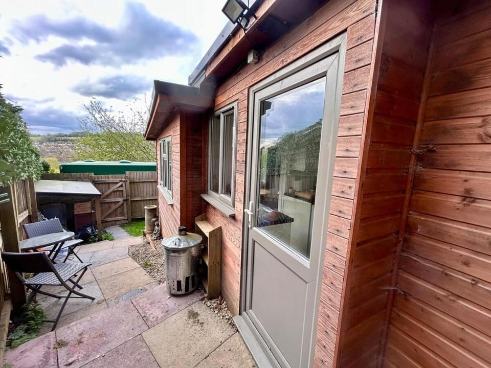 The Rural Woodside Cabin by MaisonPro Cabin in Stroud