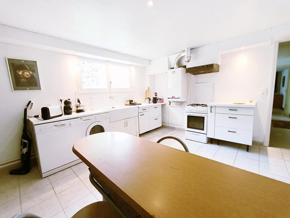 Coffee/tea facilities, stove, kitchen