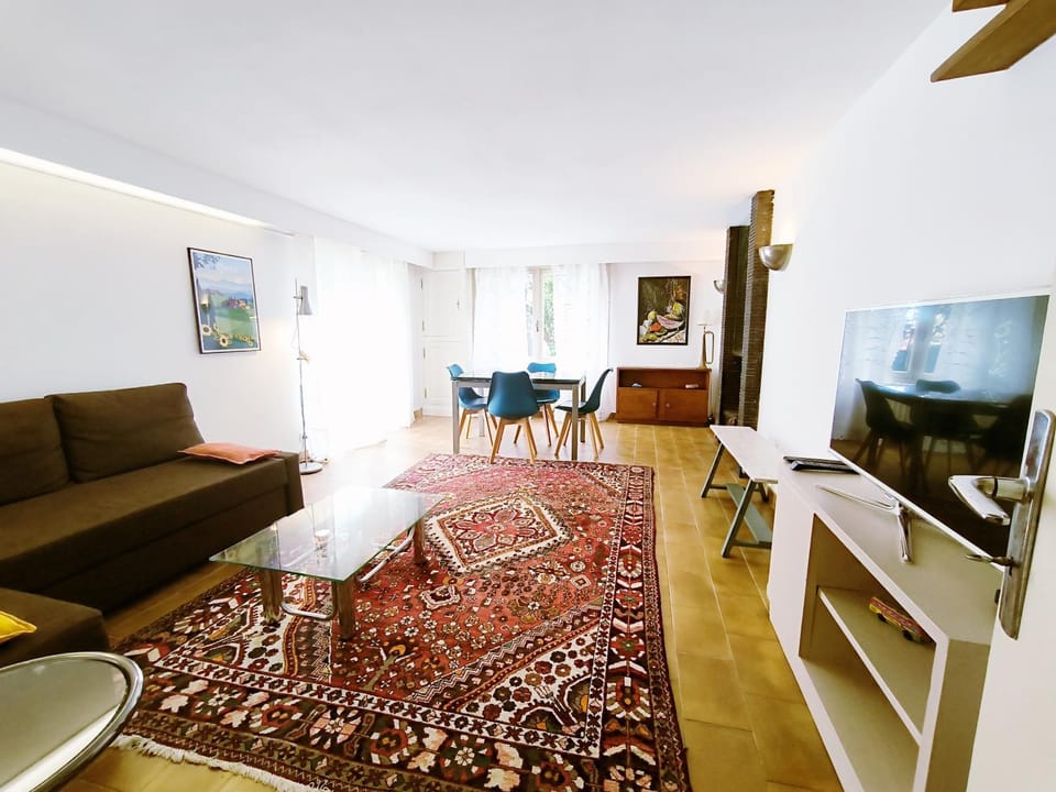 TV and multimedia, Living room, Seating area, Dining area