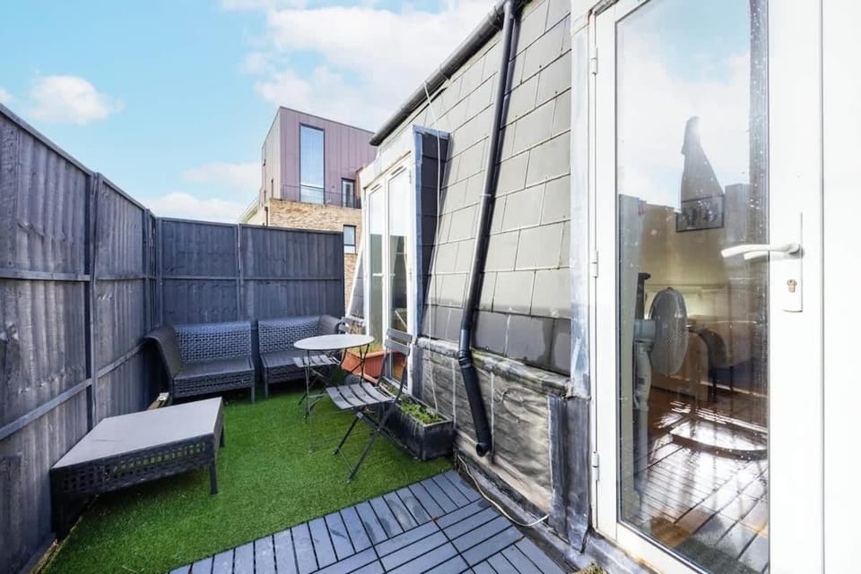 Stylish 2 Bed Flat Relax Balcony Kings Cross GIR-277-3-Loco Apartment in London Borough of Islington