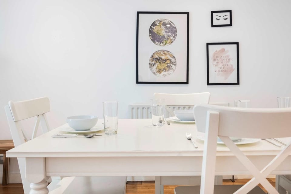 Stylish 2 Bed Flat Relax Balcony Kings Cross GIR-277-3-Loco Apartment in London Borough of Islington
