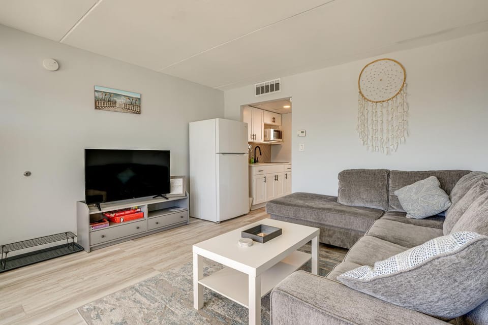 Walk to Beach: North Wildwood Condo w/ Pool Access House in Wildwood