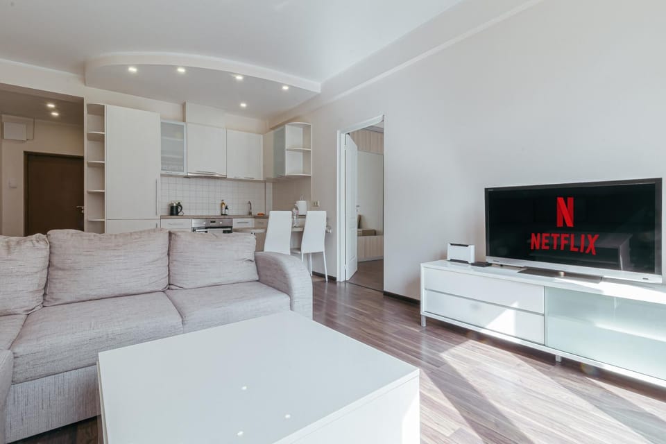 Communal lounge/ TV room, TV and multimedia, Living room, Seating area, Evening entertainment