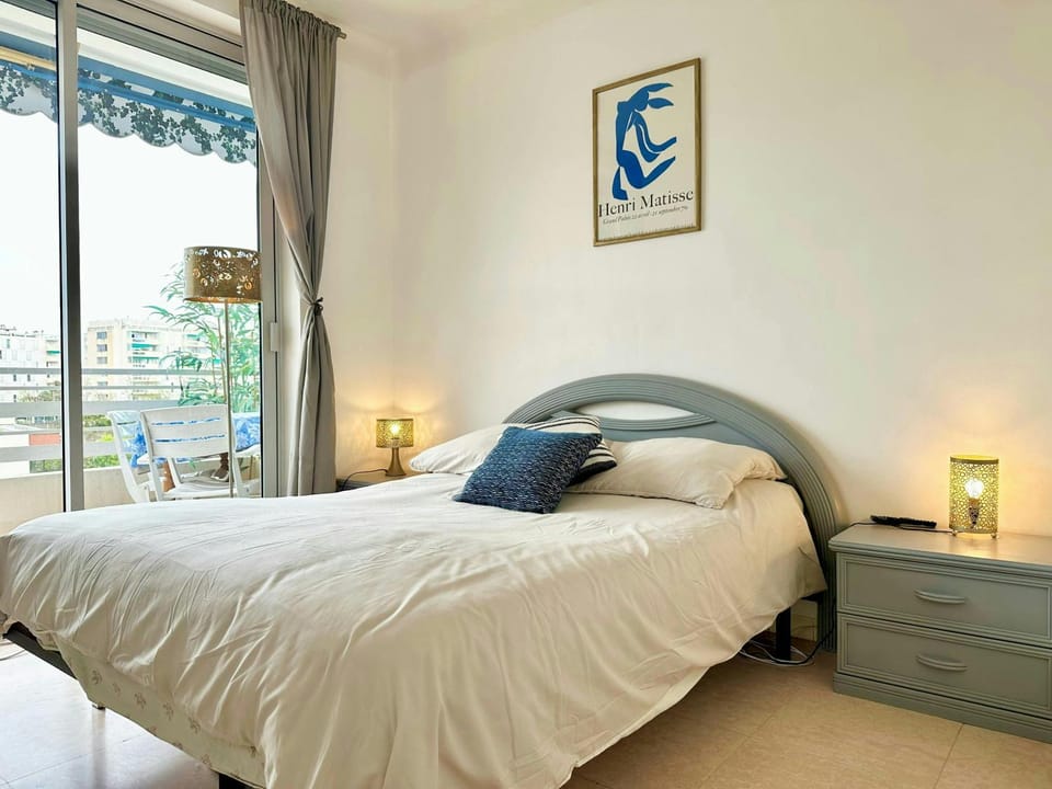 Bed, Other, Photo of the whole room, Bedroom
