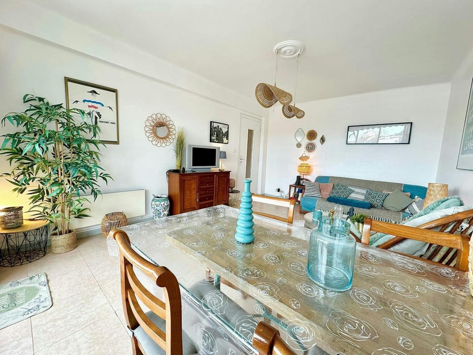 Communal lounge/ TV room, TV and multimedia, Living room, Other, Seating area, Dining area, Evening entertainment