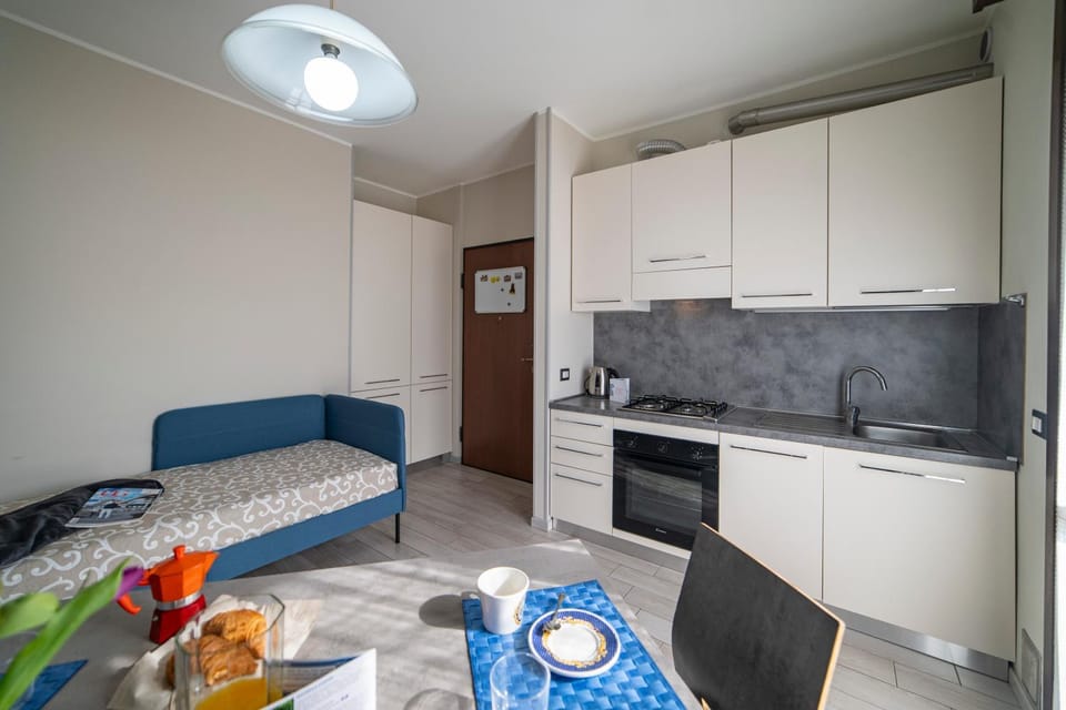 Kitchen or kitchenette, Living room, Seating area, Dining area, oven, stove